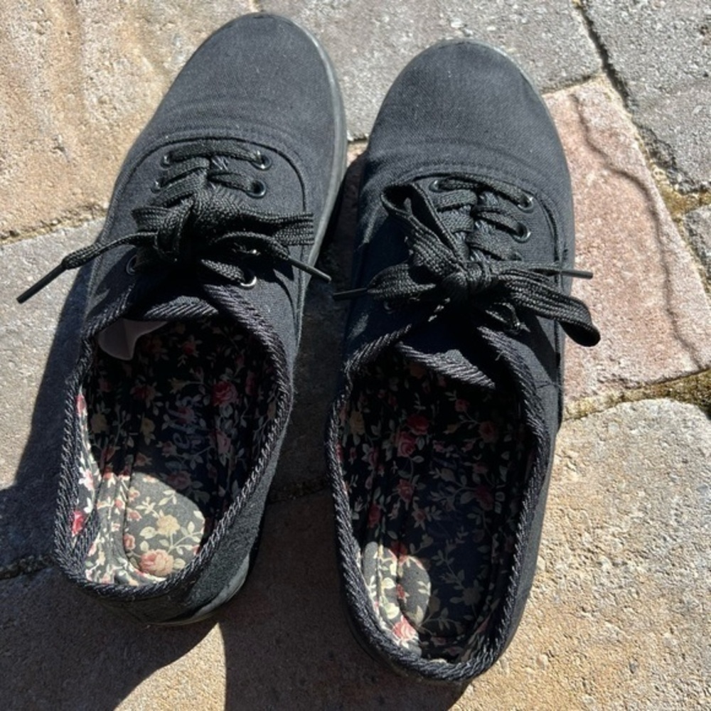 Wells Comfort Women's Black Canvas Classic Low Top Lace Up Sneakers Size 7.5